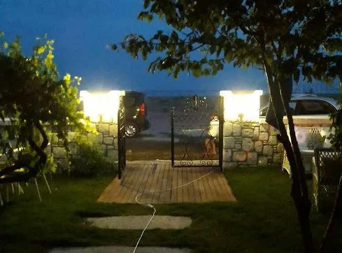 Beyaz Tas Butik Ayvalı